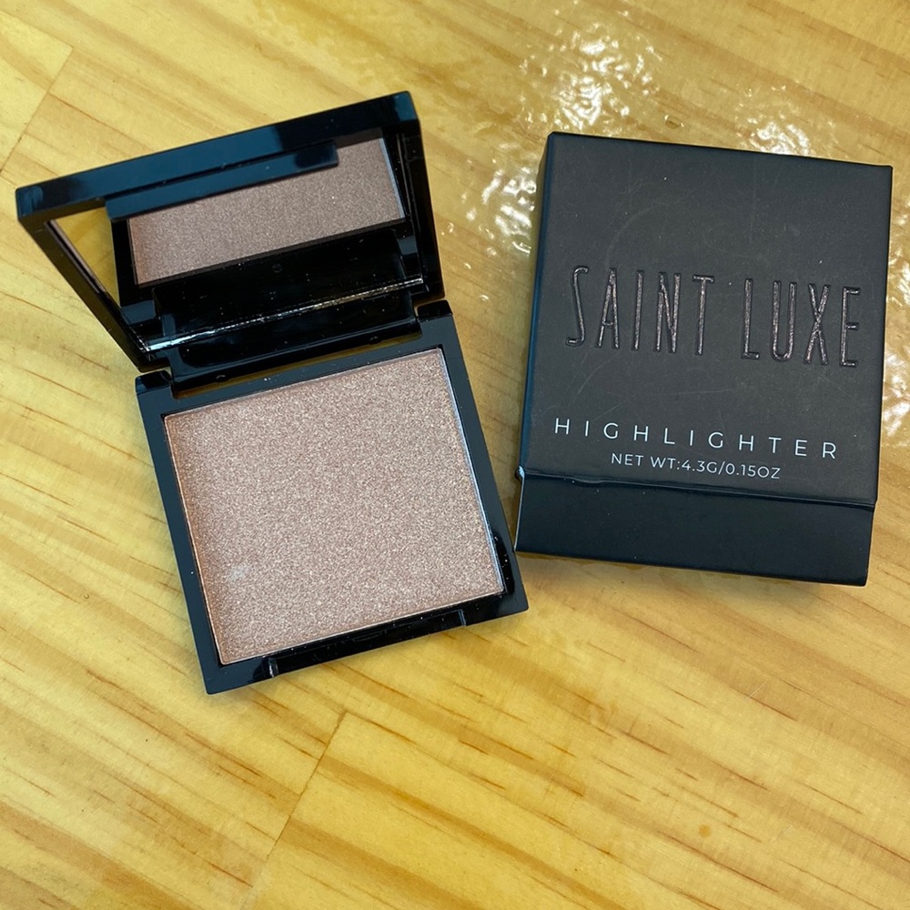 Saint Luxe Highlighter.